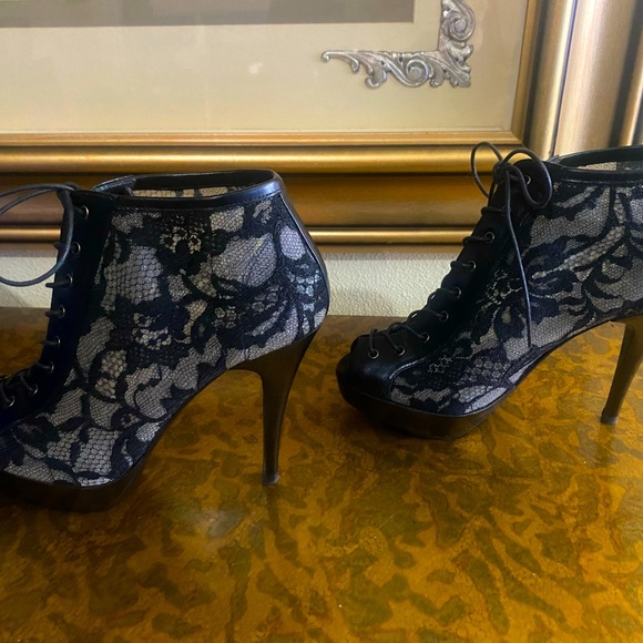 Stuart Weitzman Lace Bootie Black Calf size 7.5 - Picture 2 of 7